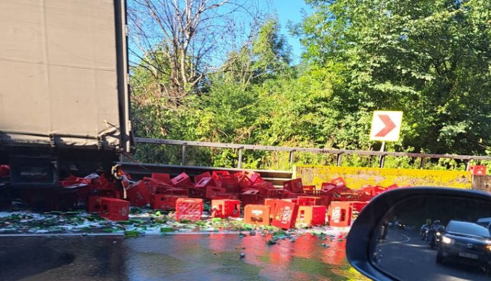 FOTO | Trafic restricționat pe DN1, la Posada, după ce mai multe lăzi de bere au căzut pe drum, dintr-un camion