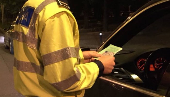 Un puștan de 15 ani, prins la volan, în toiul nopții, pe o stradă din Câmpina