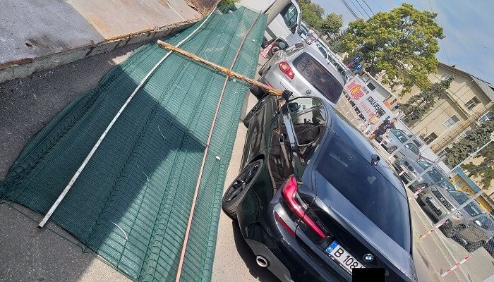 mașină avariată stâlp gard 