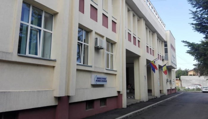 Reclamația unei ploieștence: Mămicile sunt nevoite să alăpteze în picioare la Maternitatea Ploiești