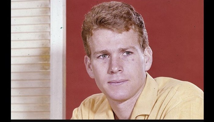  Ryan O'Neal s-a stins