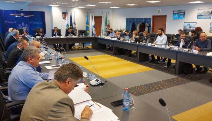 VIDEO 🎦 Ploieștiul rămâne fără buget de iluminat festiv. Banii primiți de la Guvern, trecuți de consilieri în fondul de rezervă
