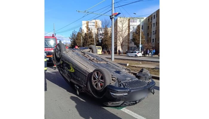 accident autoturism răsturnat