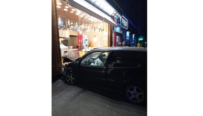 accident vitrină mihai bravu mașină