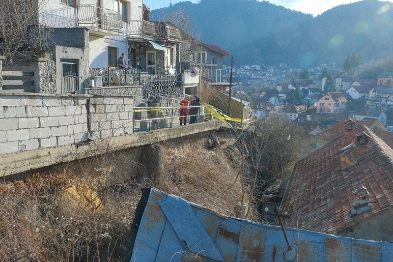 alunecare de teren brașov stradă