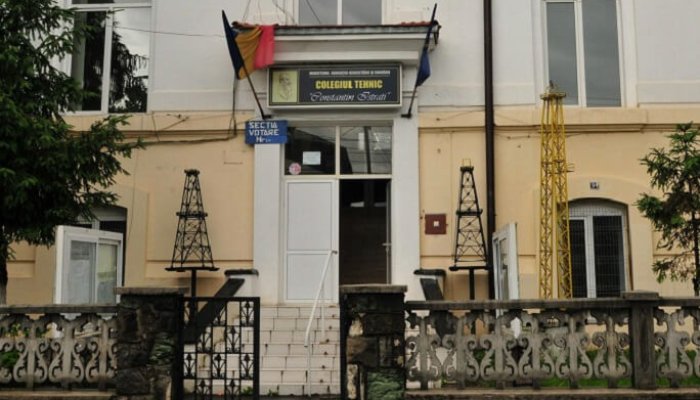 cinci eleve de liceu s-au bătut la câmpina