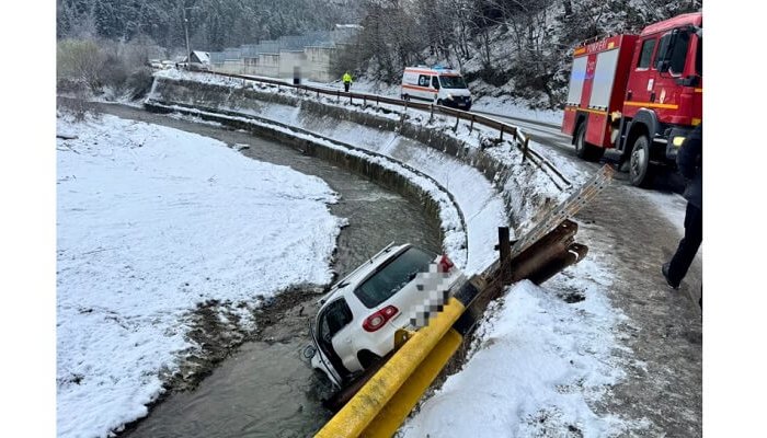 mașină căzută în pârâu