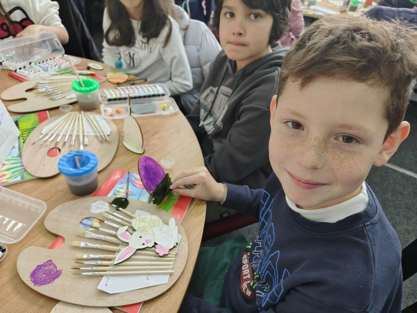 elevi florești atelier pictură