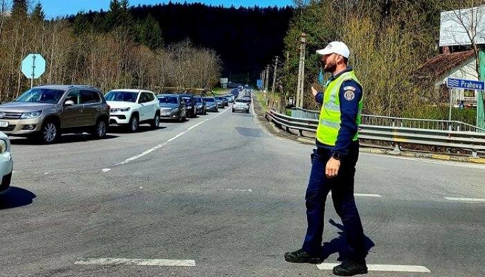 Trafic blocat pe DN1 Ploiești - Brașov din cauza unui vehicul care a luat foc în mers