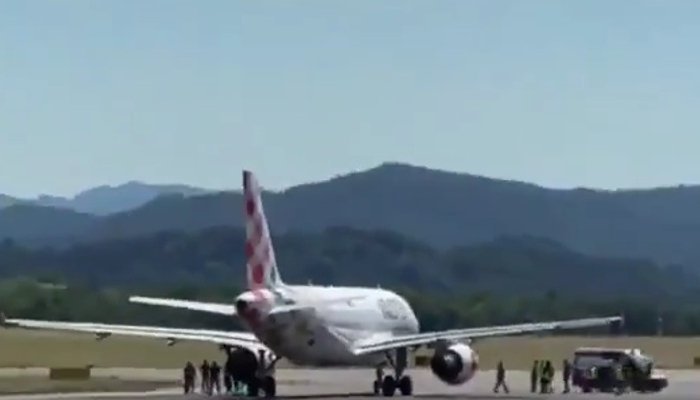 bărbat aspirat de reactorul unui avion