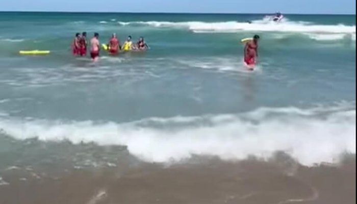 VIDEO 🎦 Doi tineri din Prahova, printre turiștii care au fost la un pas de înec, ieri, pe litoral