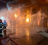 Incendiu uriaș, azi-noapte, la o hală cu depozite din Complexul „Dragonul Roșu”. Întreaga construcție a fost distrusă