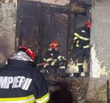 Incendiu uriaș, azi-noapte, la o hală cu depozite din Complexul „Dragonul Roșu”. Întreaga construcție a fost distrusă