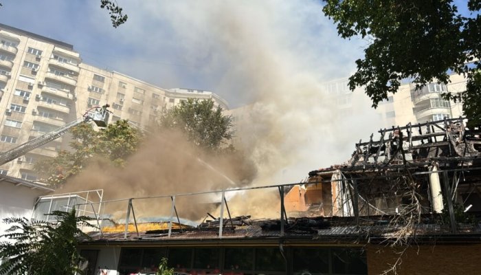 Incendiu în mijlocul Capitalei. Traficul a fost dat peste cap