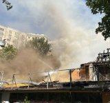 Incendiu uriaș, azi-noapte, la o hală cu depozite din Complexul „Dragonul Roșu”. Întreaga construcție a fost distrusă
