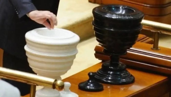 patru moțiuni de cenzură