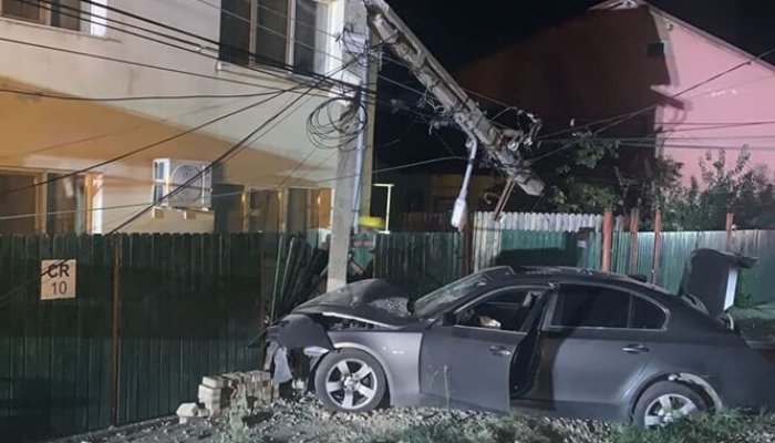 accident bmw aricești stâlp