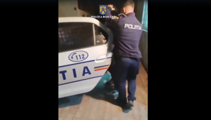 autoturism vandalizat reținuți