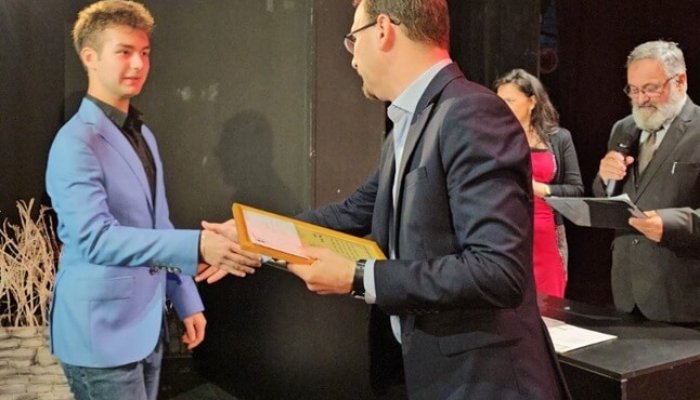 500 de elevi și profesori din Ploiești au fost premiați pentru performanțele școlare. CNMV a dat, anul acesta, Elevul Anului și Profesorul Anului