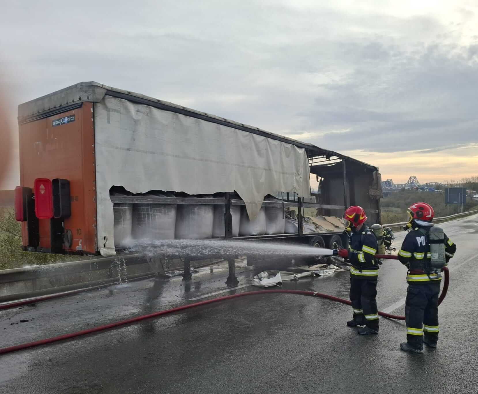 incendiu camion uree