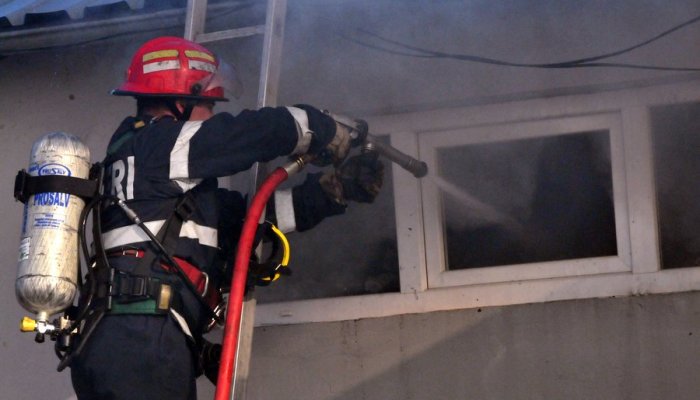 Incendiu lichidat de pompierii dâmbovițeni, vineri dimineața