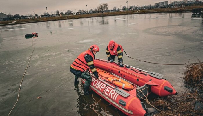 antrenament pentru salvare din ape înghețate pompierii isu prahova