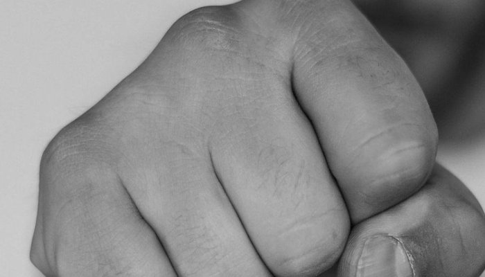 bărbați reținuți