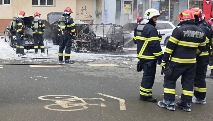Mașini distruse de un incendiu în Capitală. O persoană a murit