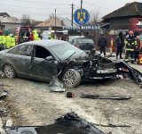 Urmărire terminată cu accident, luni dimineață, în Dâmbovița. Șoferul a intrat cu mașina într-un buldoexacavator și a lovit un pieton