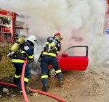 Urmărire terminată cu accident, luni dimineață, în Dâmbovița. Șoferul a intrat cu mașina într-un buldoexacavator și a lovit un pieton