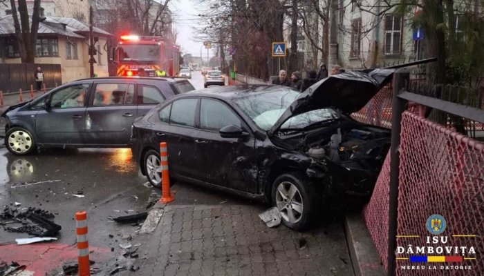Două autoturisme implicate într-un accident rutier produs pe raza municipiului Târgoviște. O femeie a ajuns la spital