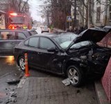 Urmărire terminată cu accident, luni dimineață, în Dâmbovița. Șoferul a intrat cu mașina într-un buldoexacavator și a lovit un pieton