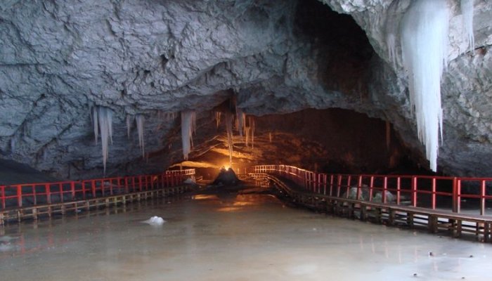 Bacterie veche de 5.000 de ani, descoperită într-o peșteră din România. Este rezistentă la 10 antibiotice