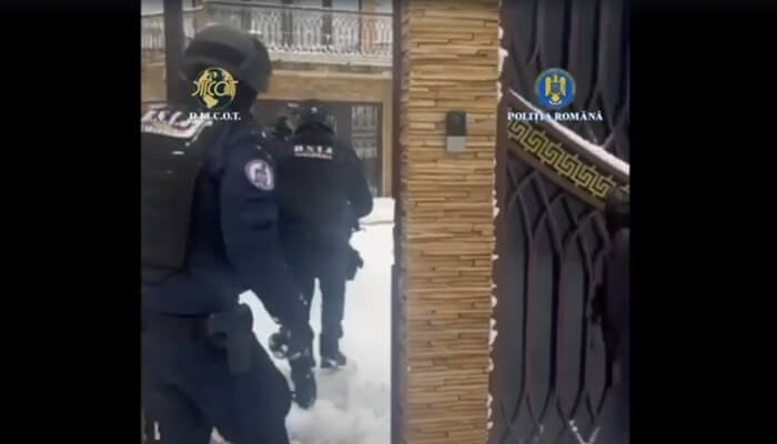 VIDEO 🎦 Percheziții în Dâmbovița, la cămătari care își amenințau victimele până reușeau să le ia proprietățile