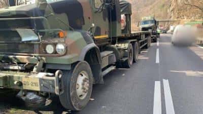 3 autovehicule militare NATO implicate într-un accident pe Valea Oltului