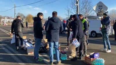 Refugiaţii din Ucraina, primiţi în Vama Siret cu apă şi alimente. Mulţi ucraineni sunt cazaţi la Suceava