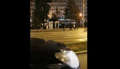 Încăierare între mai mulți tineri, în centrul Ploieștiului. Poliția s-a autosesizat în baza înregistrărilor apărute pe internet