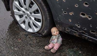 FOTO și VIDEO - Masacrul din Bucha. Sute de civili ar fi fost executați și îngropați în gropi comune. Numeroase alte cadavre zac pe străzi