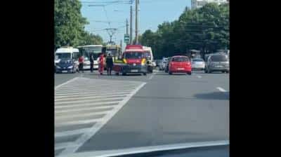 VIDEO - Tramvai, autocar, microbuz și două autoturisme implicate într-un accident, în zona Spitalul Județean Ploiești