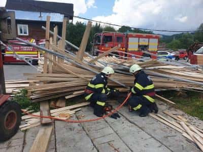 FOTO&VIDEO Imagini de la Măneciu, unde o schelă s-a prăbușit peste mai mulți muncitori