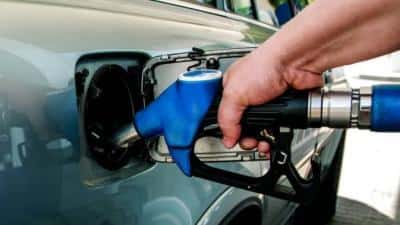 Guvernul a adoptat OUG pentru reducerea cu 50 de bani a preţului la carburanți, în ziua marelui protest împotriva scumpirii benzinei și motorinei