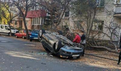 Accident pe o stradă din zona Păltiniș. O mașină s-a răsturnat pe plafon