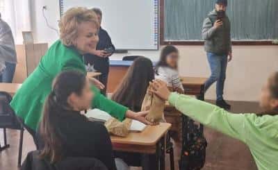 Programul “Masă caldă” a debutat, astăzi, în școlile din Florești și Călinești. Ce au avut copiii în meniu