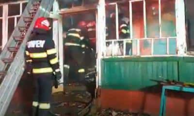 VIDEO Un bătrân a murit carbonizat încercând să se încălzească arzând perdelele, fiindcă nu mai avea bani de lemne