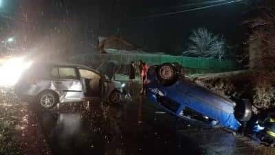 VIDEO 🎦 Accidente produse simultan, luni seară, la Gornet Cricov și Măneciu. Două persoane au ajuns la spital, iar un șofer este căutat de Poliție