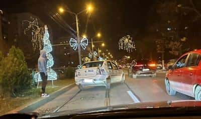 Mașină de taxi lovită pe Bd. Republicii din Ploiești. Al doilea șofer a fugit de la locul evenimentului
