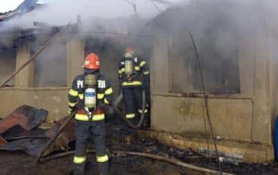 VIDEO Imagini cu intervenția pompierilor, la Tomșani. O femeie de 30 de ani a ars de vie în incendiul care a izbucnit azi-dimineață