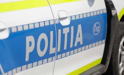 Dosar penal pentru tânărul fără permis care s-a urcat la volan pentru a muta mașina ce bloca accesul într-o curte