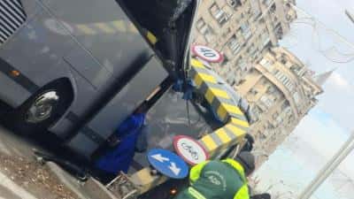 UPDATE. FOTO: Autocar plin cu turiști greci, strivit la intrarea în Pasajul Unirii, din Capitală