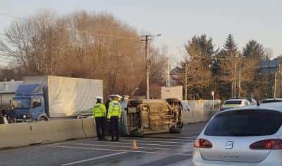 Accident pe DN1. Un bărbat de 70 de ani s-a răsturnat cu mașina, după impactul cu alt autoturism